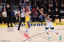 开云体育app包含NBA常规赛赛程吃紧，圣安东尼奥马刺今晨防线松动，球迷炸锅，阵容厚度经受考验的词条