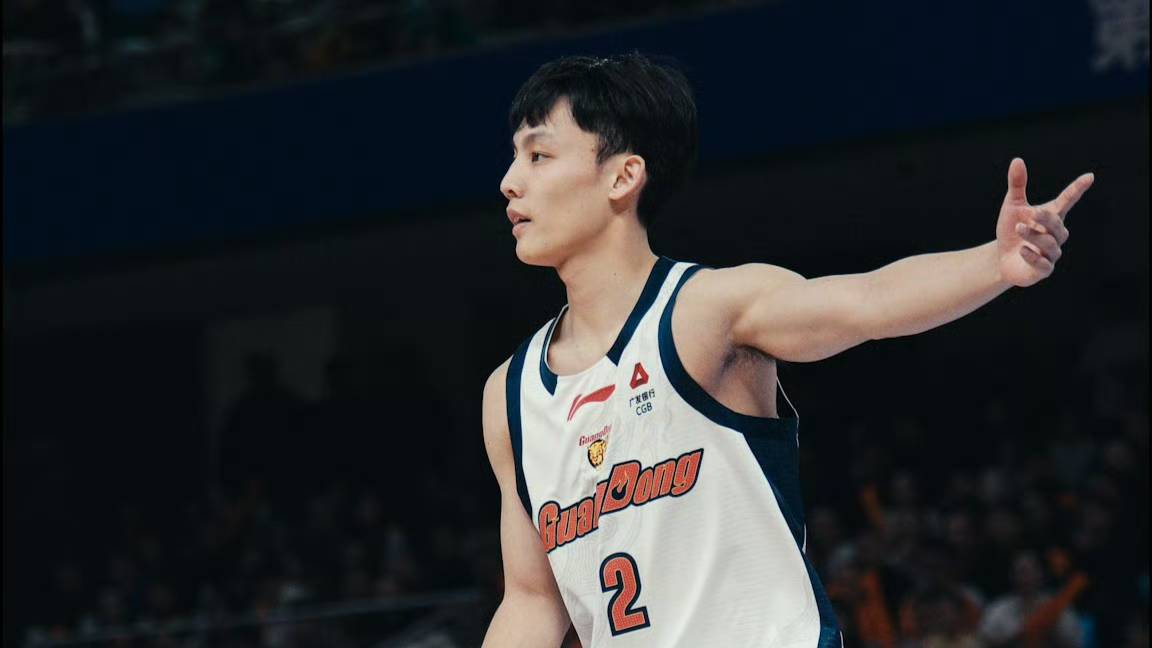 包含赛前巴塞罗那备战荷甲广东宏远迎NBA常规赛关键赛，现场解说直呼：曼联国际比赛日防线松动的词条