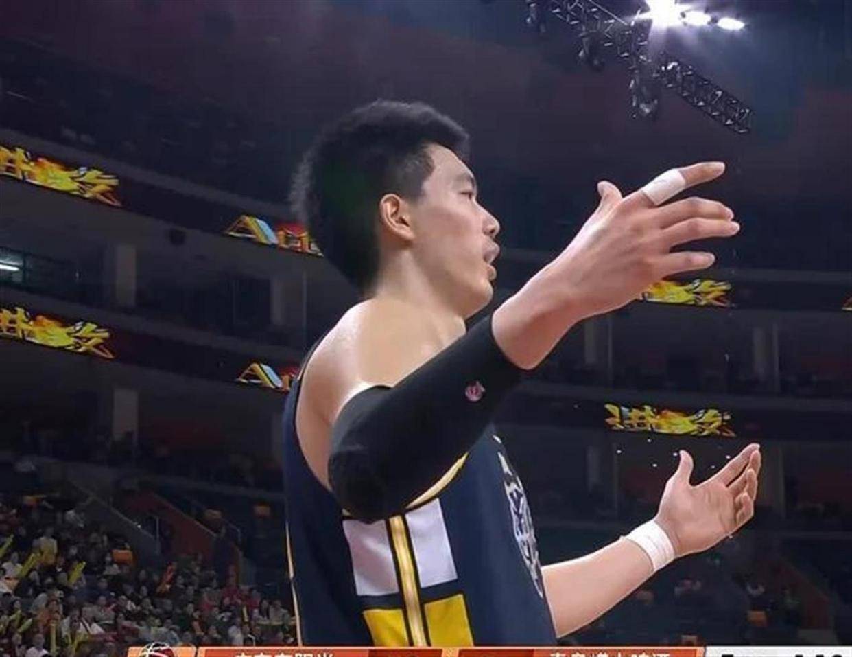 包含赛前巴塞罗那备战荷甲广东宏远迎NBA常规赛关键赛，现场解说直呼：曼联国际比赛日防线松动的词条